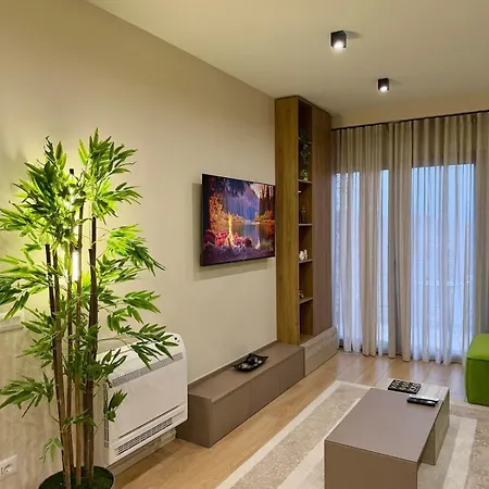 Skyline 18 View Apartment, Balcony & Parking Tiran