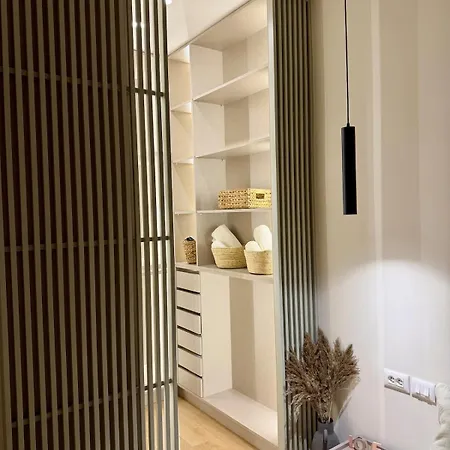 Skyline 18 View Apartment, Balcony & Parking * ティラナ