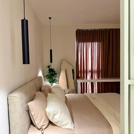 Skyline 18 View Apartment, Balcony & Parking ティラナ